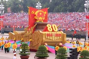 Xe mô hình Quốc huy nước Cộng hòa xã hội chủ nghĩa Việt Nam đi đầu khối diễu binh, diễu hành. (Ảnh: TTXVN)