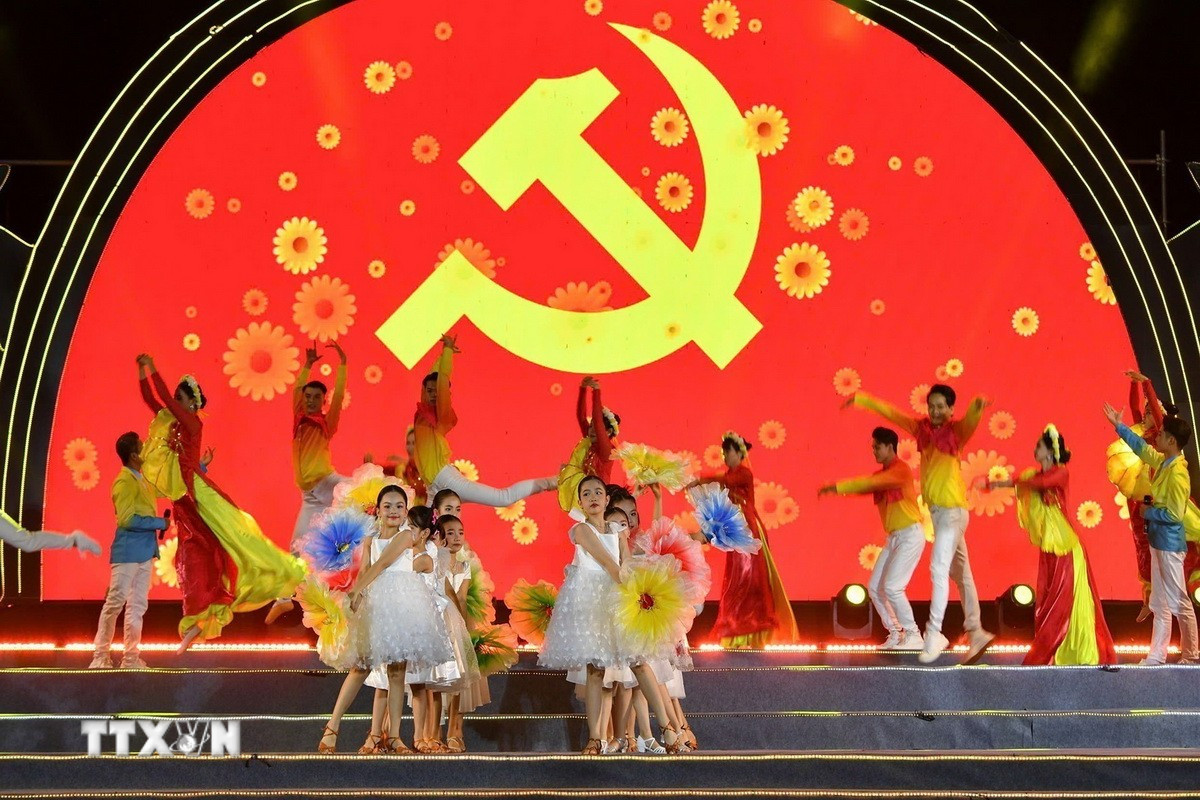 Biểu diễn văn nghệ mừng Đảng, mừng Xuân. (Ảnh: Lê Huy Hải/TTXVN)