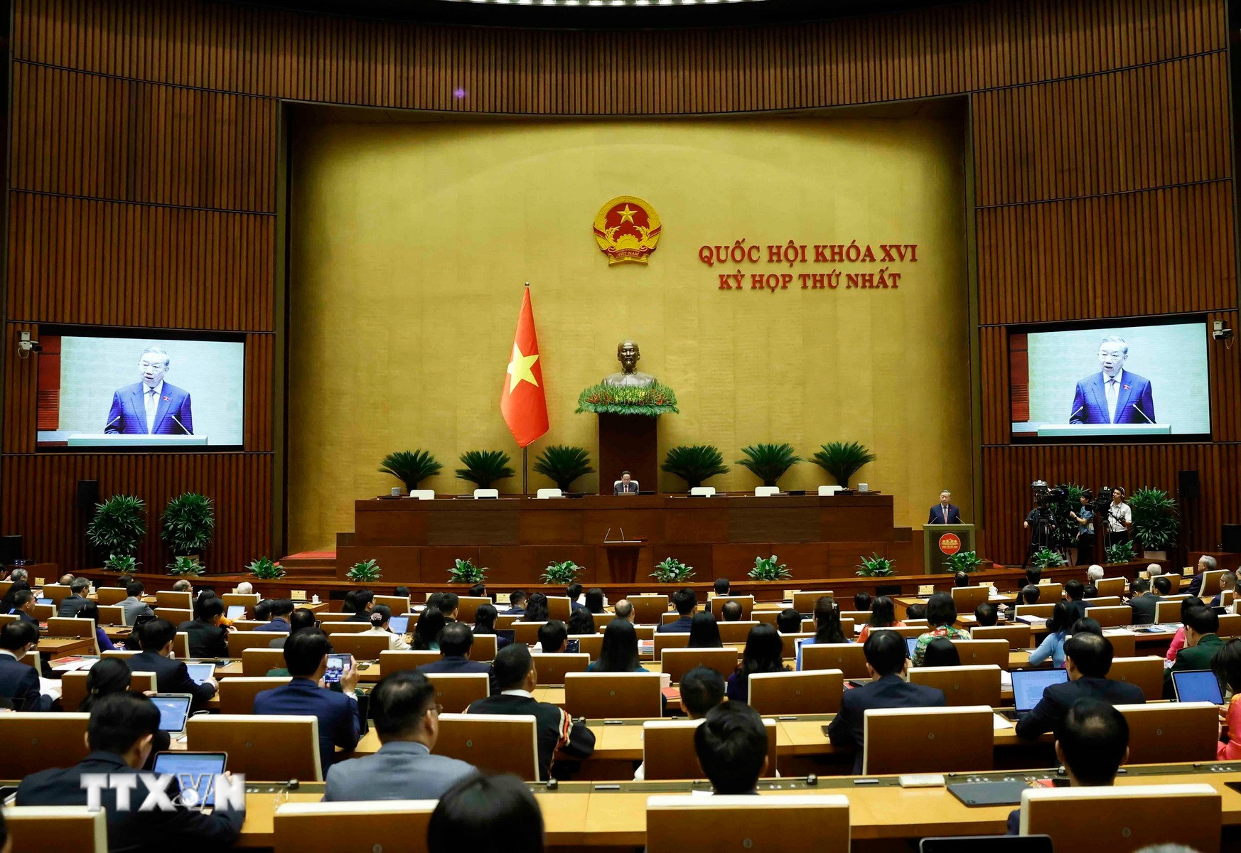 ttxvn-0604-khai-mac-ky-hop-thu-nhat-quoc-hoi-khoa-xvi-12.jpg