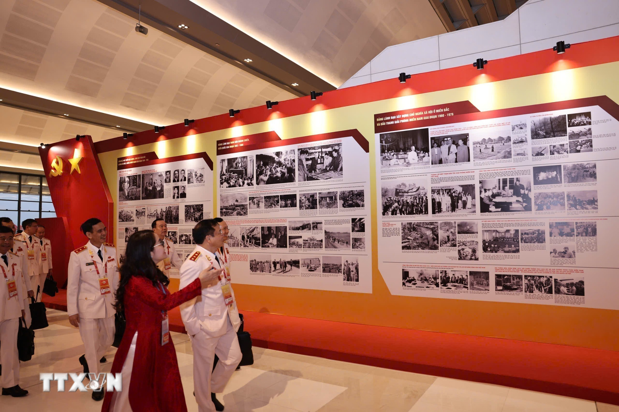 ttxvn-1901-trung-bay-anh-dai-hoi-dang-3.jpg