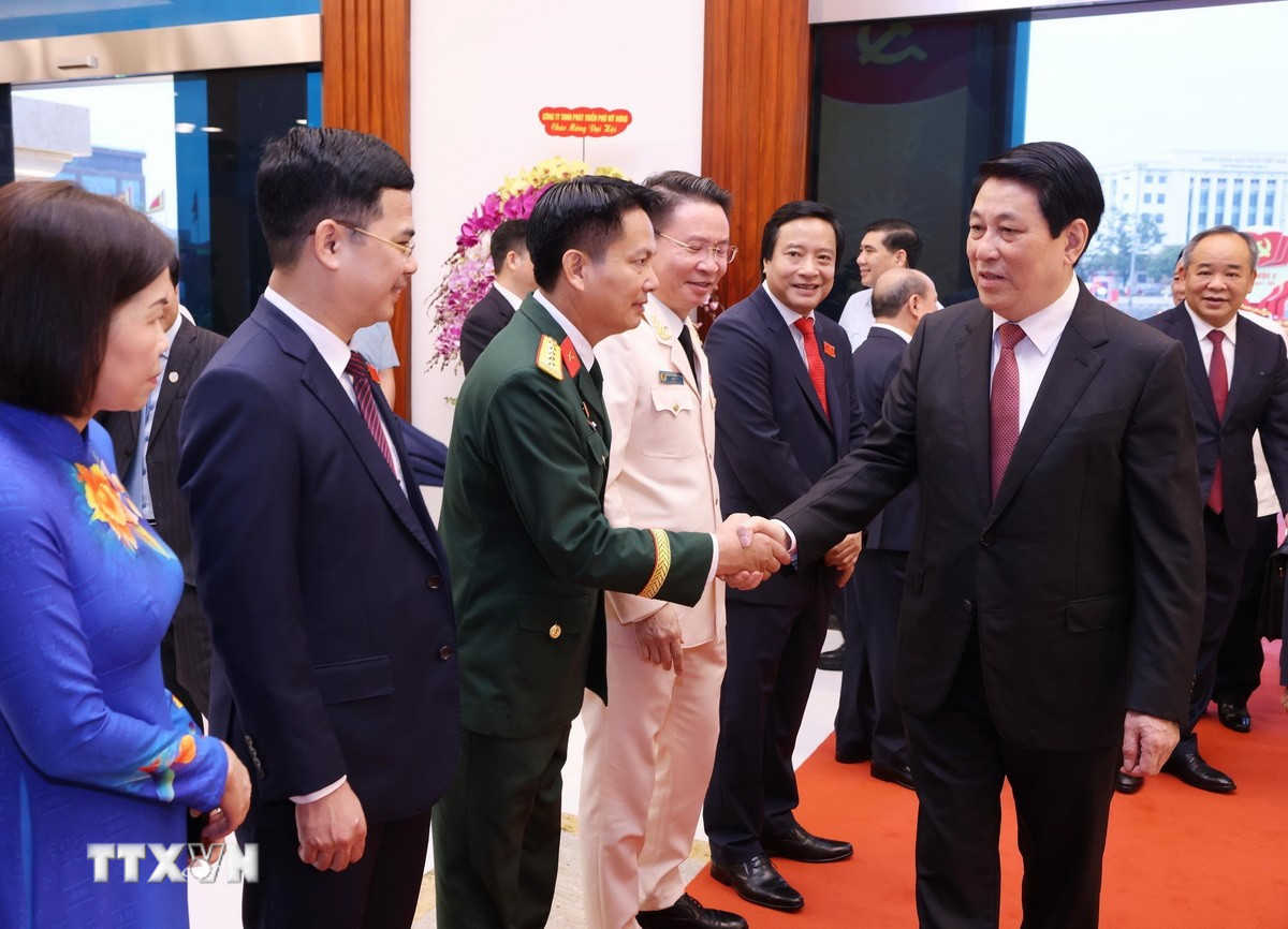 Chủ tịch nước Lương Cường với các đại biểu dự Đại hội. (Ảnh: Lâm Khánh/TTXVN) ttxvn-3009-chu-tich-nuoc-dai-hoi-dang-tinh-phu-tho-4.jpg