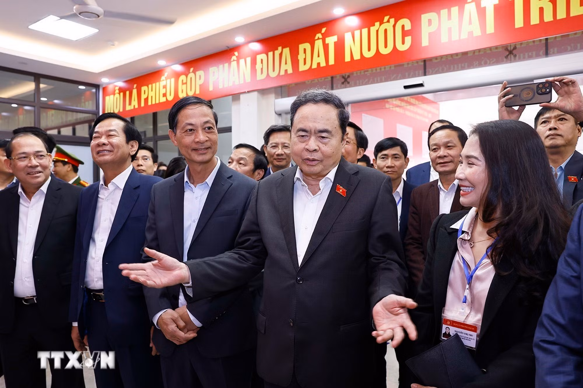 ttxvn-2602-chu-tich-quoc-hoi-cong-tac-bau-cu-hai-phong-3.jpg