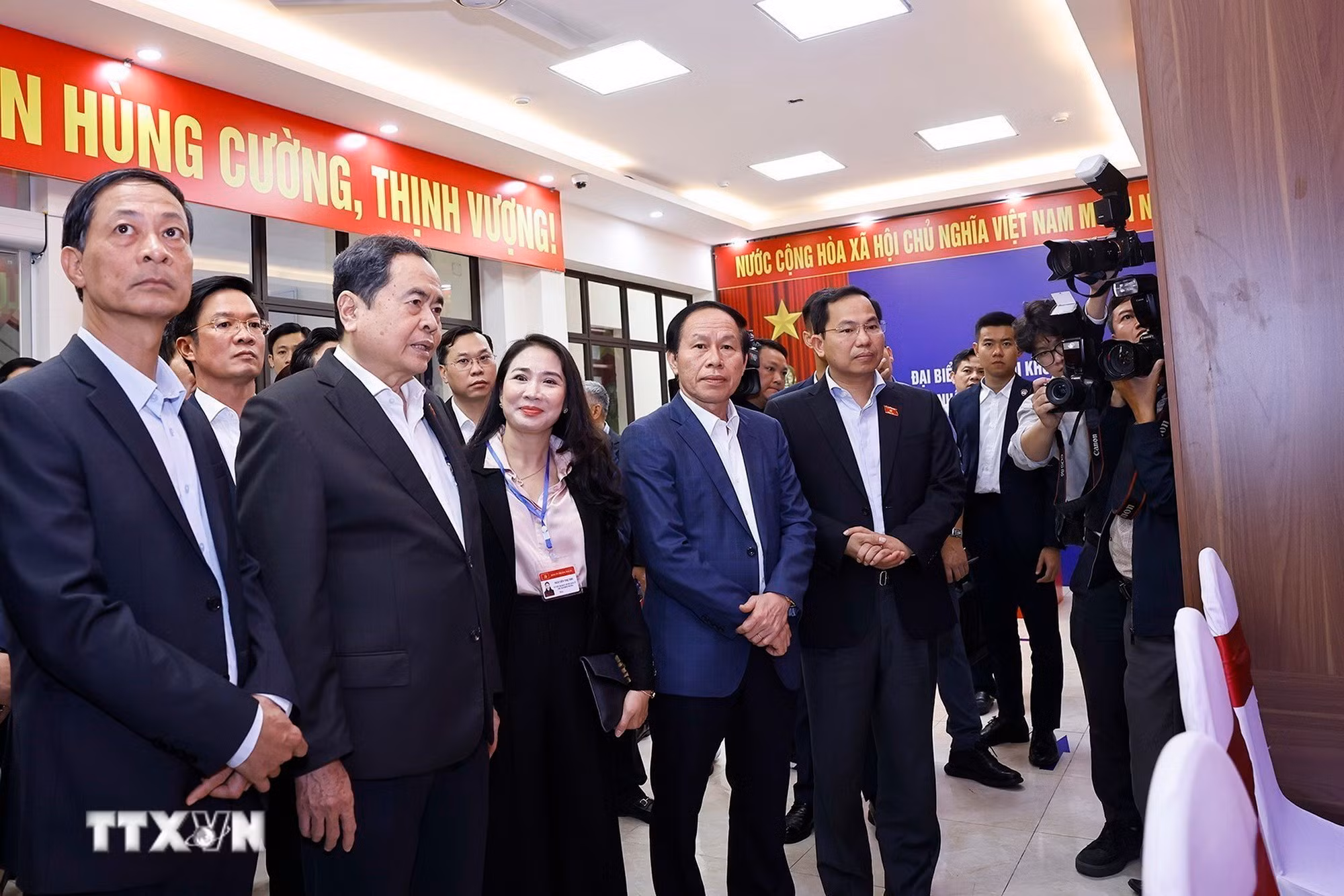 ttxvn-2602-chu-tich-quoc-hoi-cong-tac-bau-cu-hai-phong-2.jpg