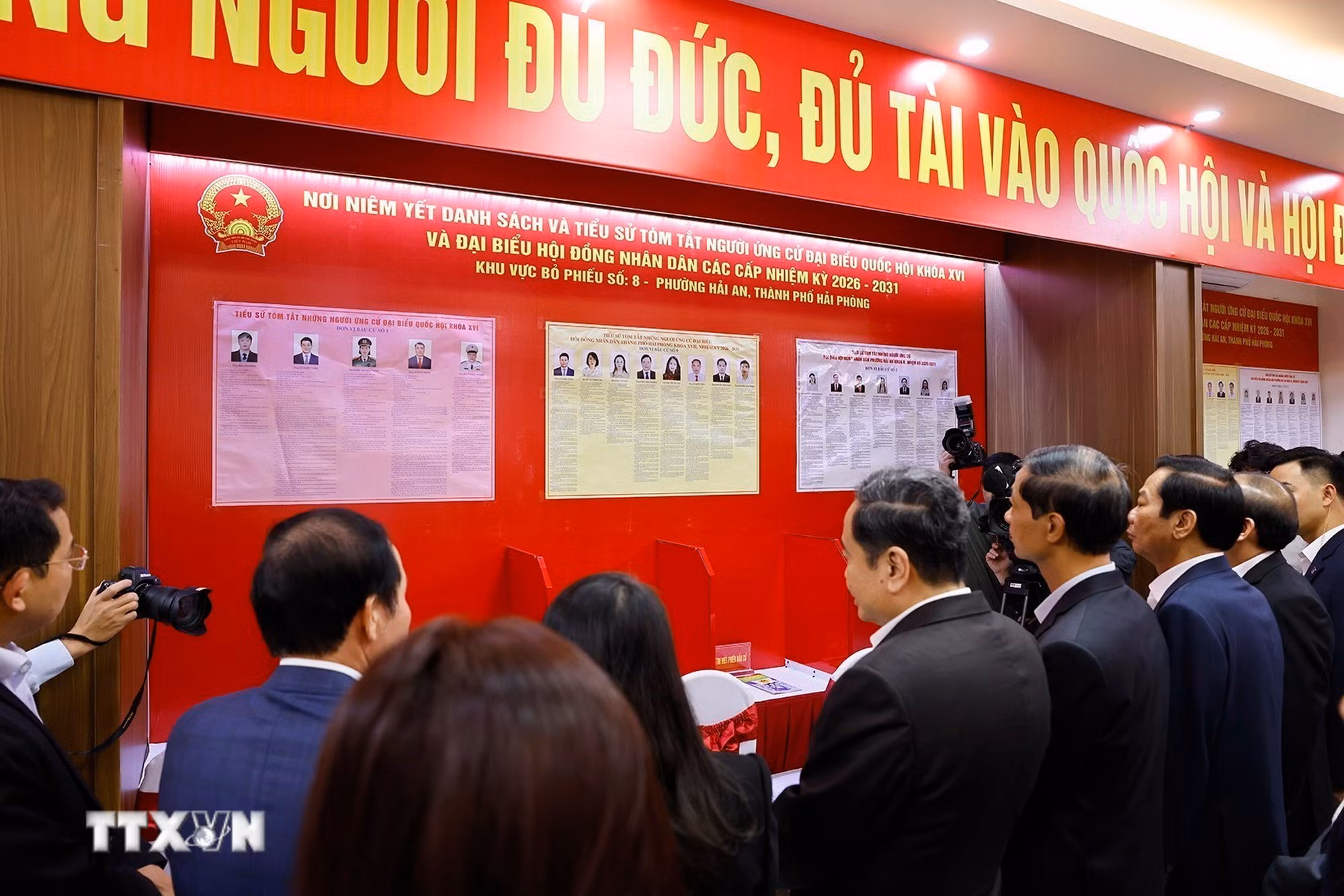 ttxvn-2602-chu-tich-quoc-hoi-cong-tac-bau-cu-hai-phong-6.jpg