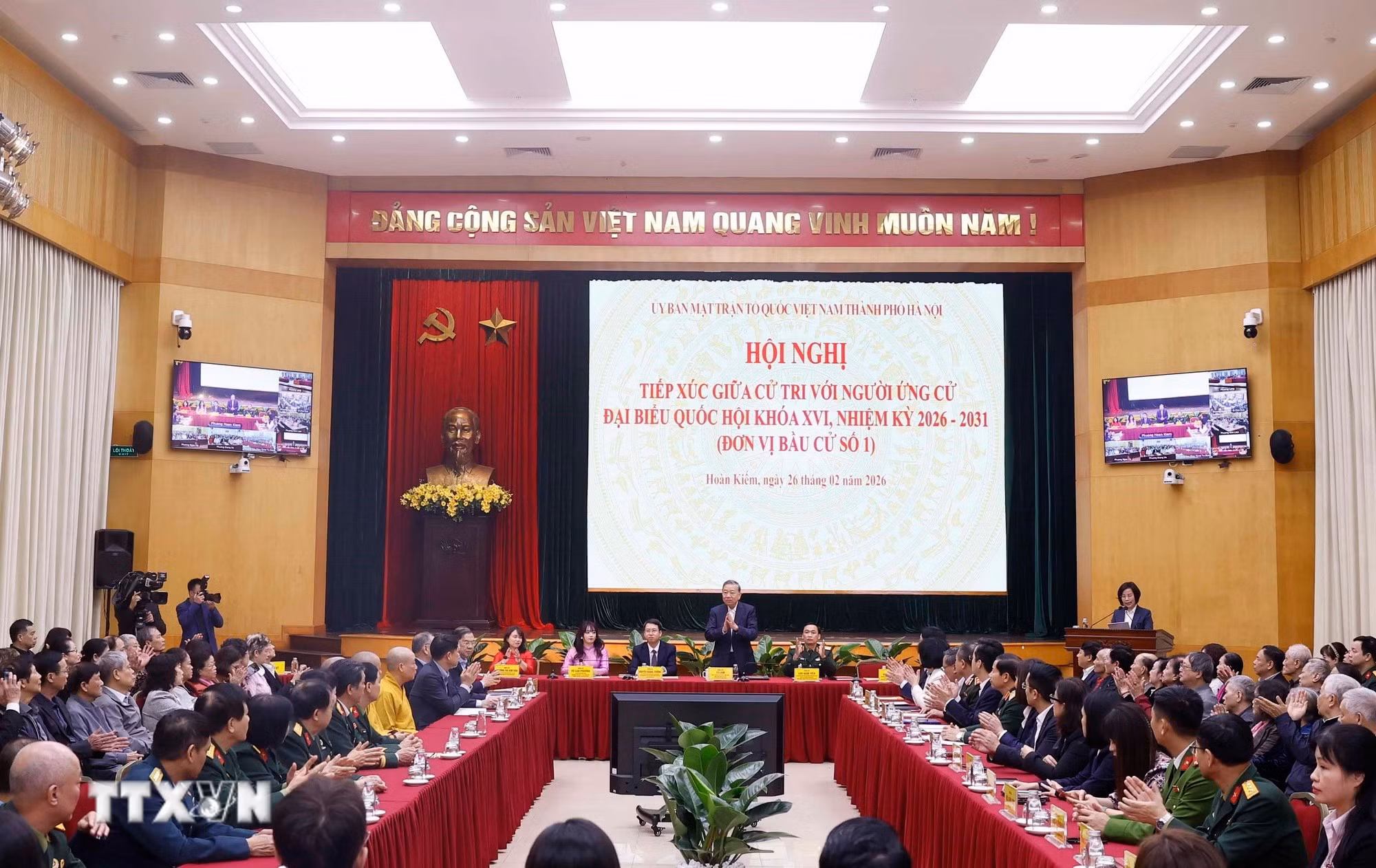 ttxvn-2602-tong-bi-thu-tiep-xuc-cu-tri-ha-noi-ung-cu-dai-bieu-quoc-hoi-7.jpg