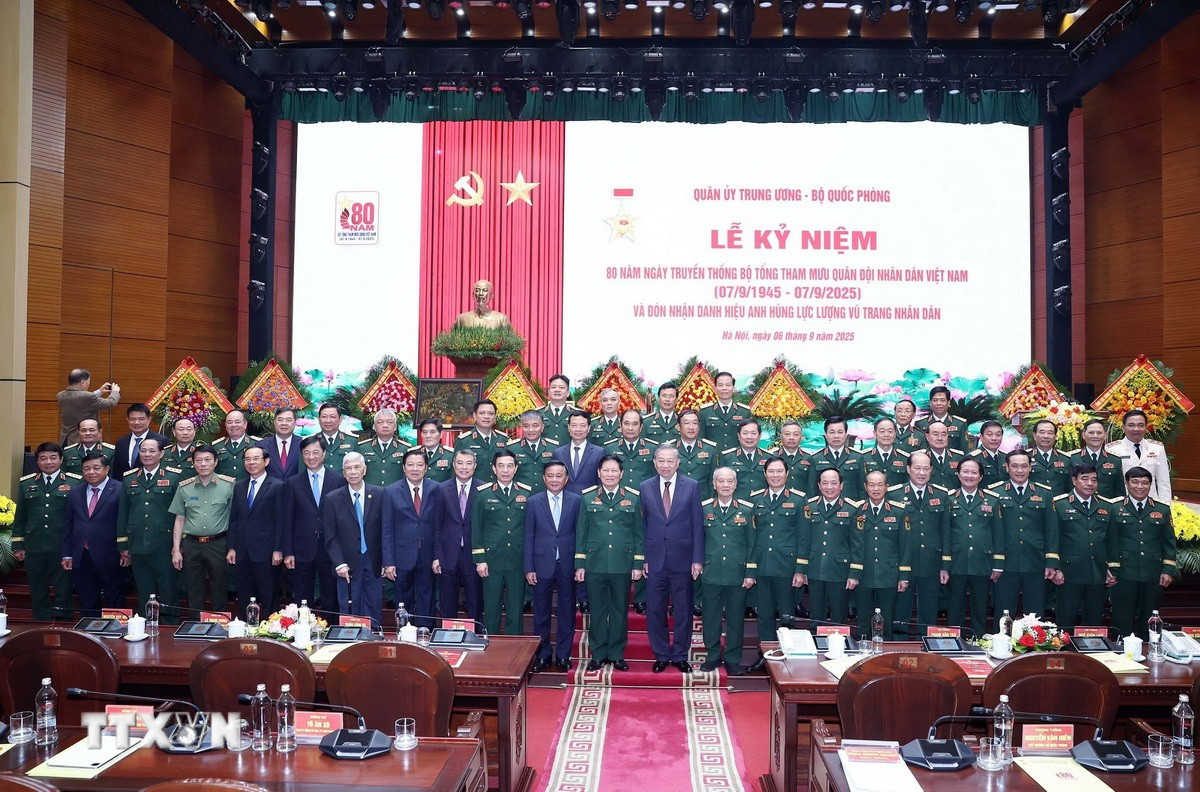 Tổng Bí thư Tô Lâm và các đại biểu. (Ảnh: Thống Nhất/ TTXVN) ttxvn-0609-tong-bi-thu-bo-tong-tham-muu-13.jpg