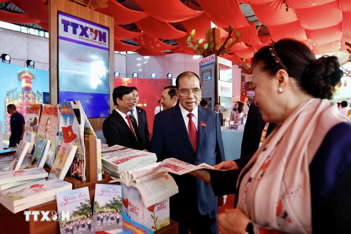 ttxvn-1410-lanh-dao-dang-trien-lam-dai-hoi-dang-thanh-pho-ho-chi-minh-4.jpg