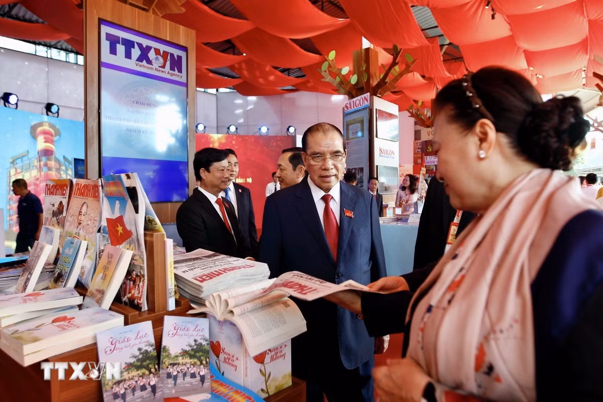 ttxvn-1410-lanh-dao-dang-trien-lam-dai-hoi-dang-thanh-pho-ho-chi-minh-4.jpg
