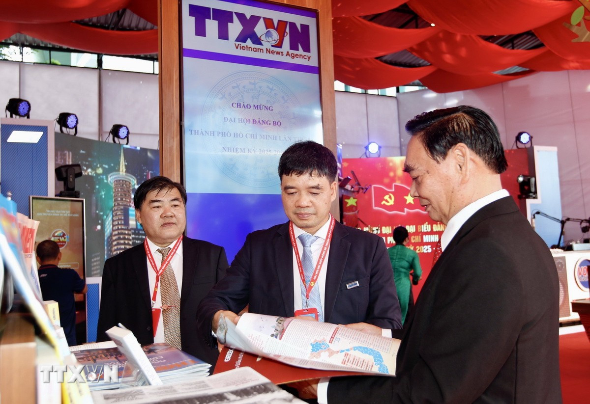 ttxvn-1410-lanh-dao-dang-trien-lam-dai-hoi-dang-thanh-pho-ho-chi-minh-1.jpg