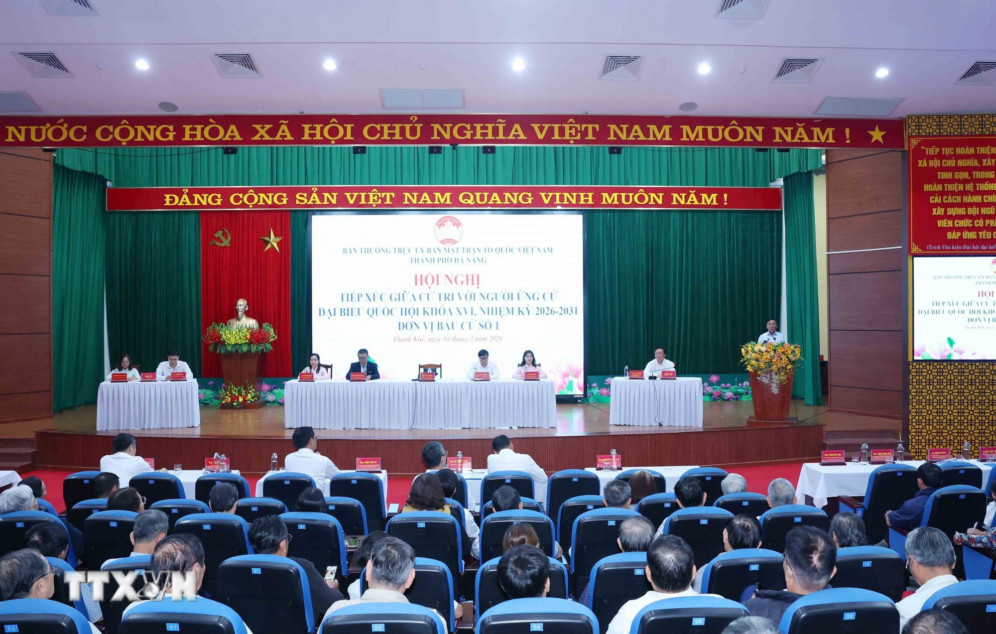 ttxvn-0403-thuong-truc-ban-bi-thu-tiep-xuc-cu-tri-da-nang-10.jpg