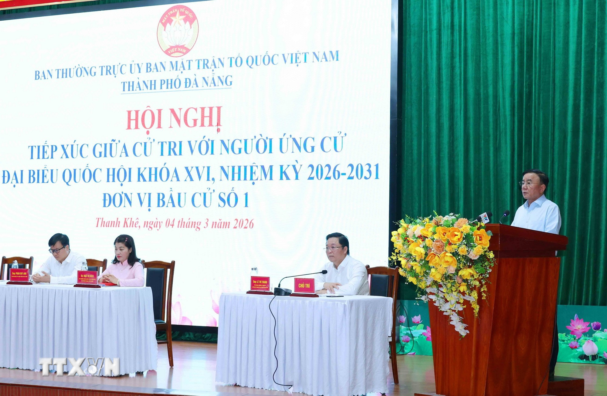ttxvn-0403-thuong-truc-ban-bi-thu-tiep-xuc-cu-tri-da-nang-1.jpg