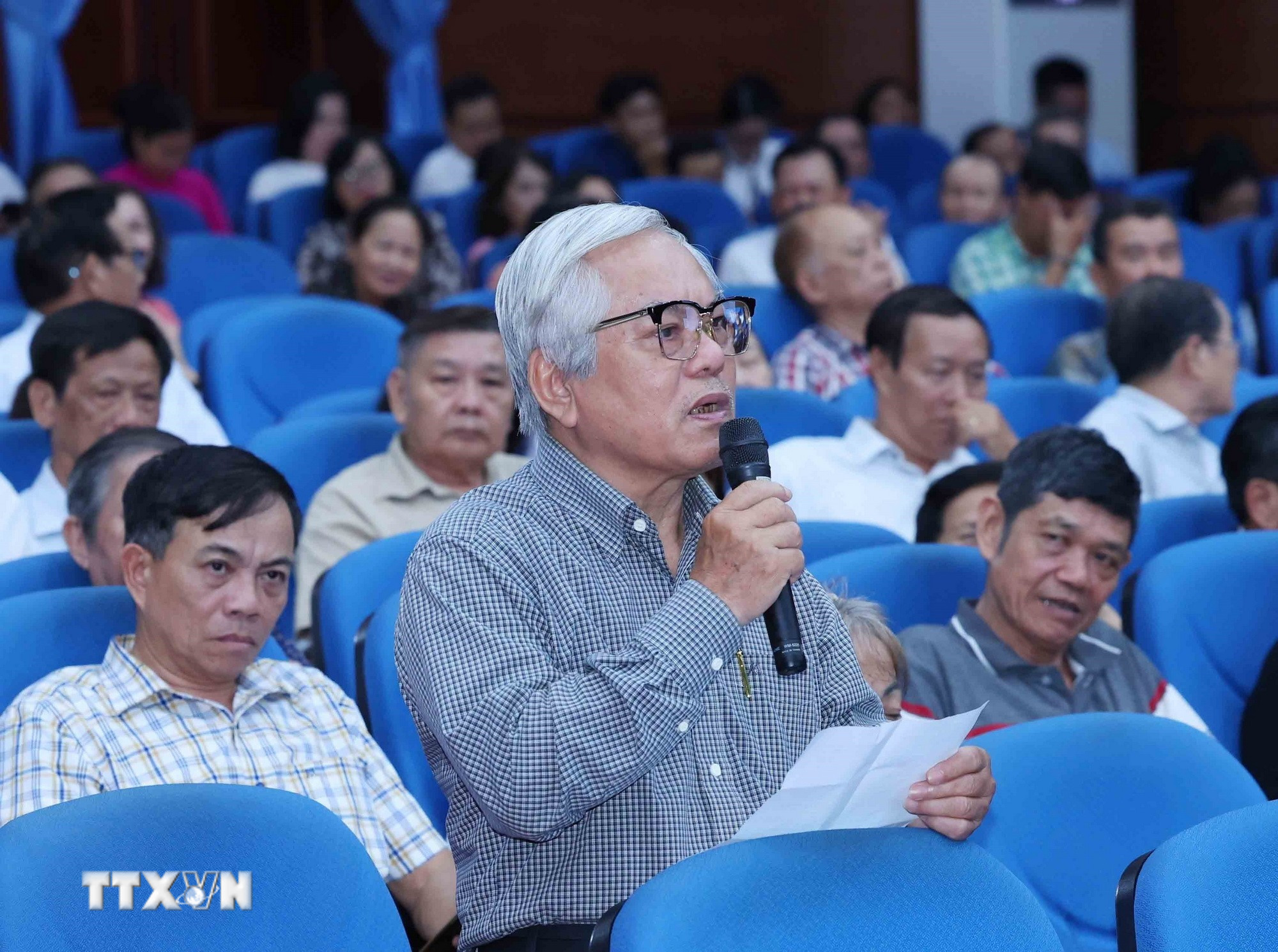 ttxvn-0403-thuong-truc-ban-bi-thu-tiep-xuc-cu-tri-da-nang-7.jpg