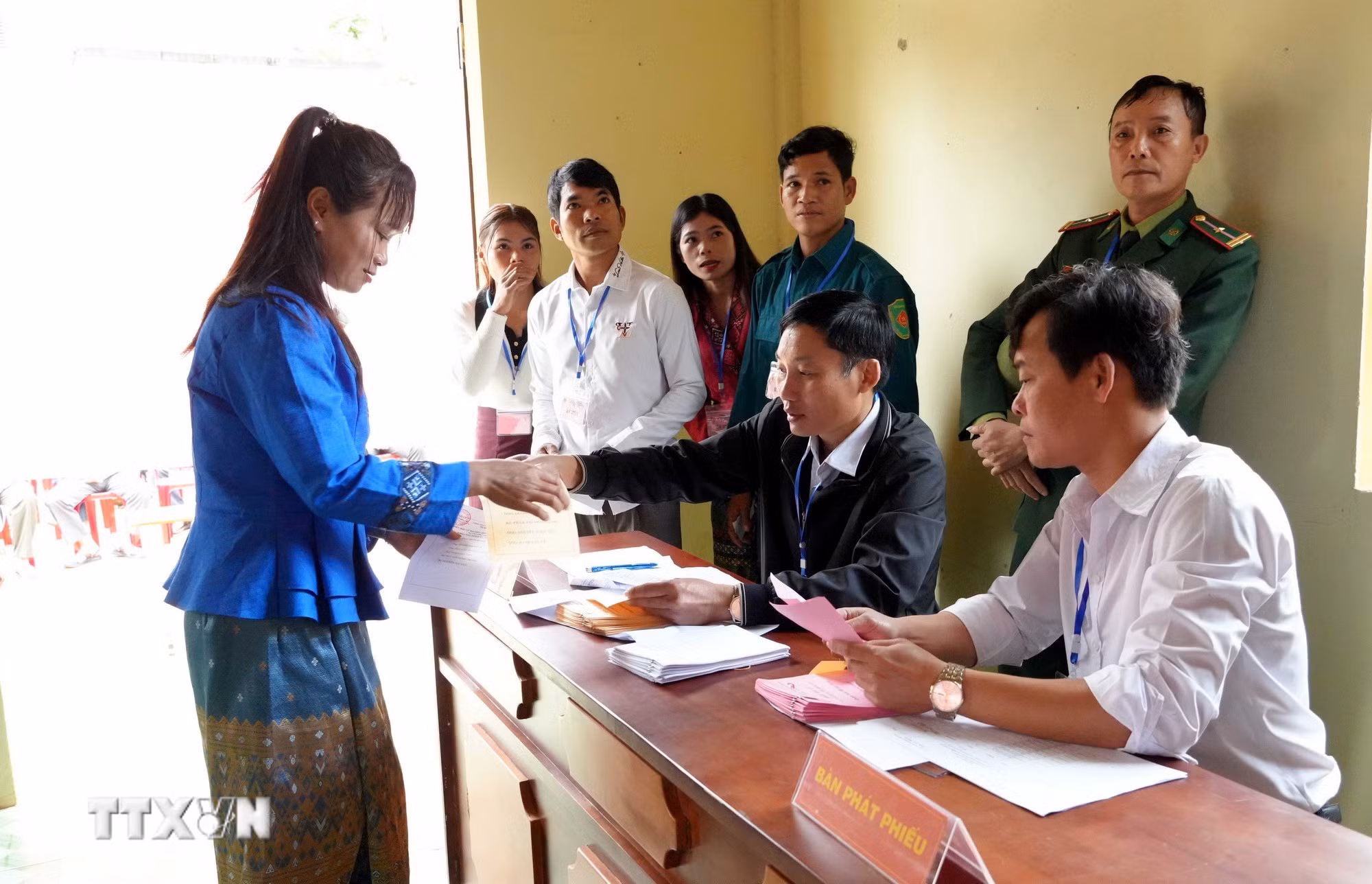 ttxvn-0803-bau-cu-som-xa-bien-gioi-truong-son-quang-tri-12.jpg