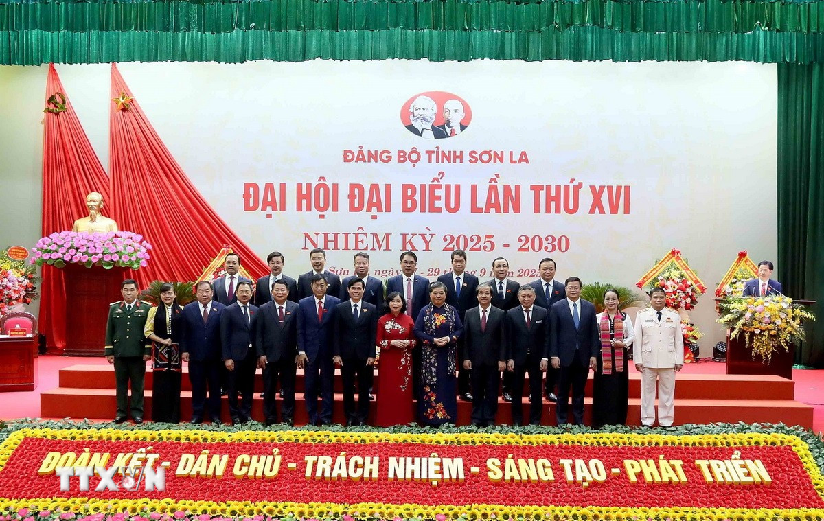 Các đại biểu chụp ảnh chung. (Ảnh: Quang Quyết/TTXVN) ttxvn-2809-dai-hoi-dang-son-la-3.jpg