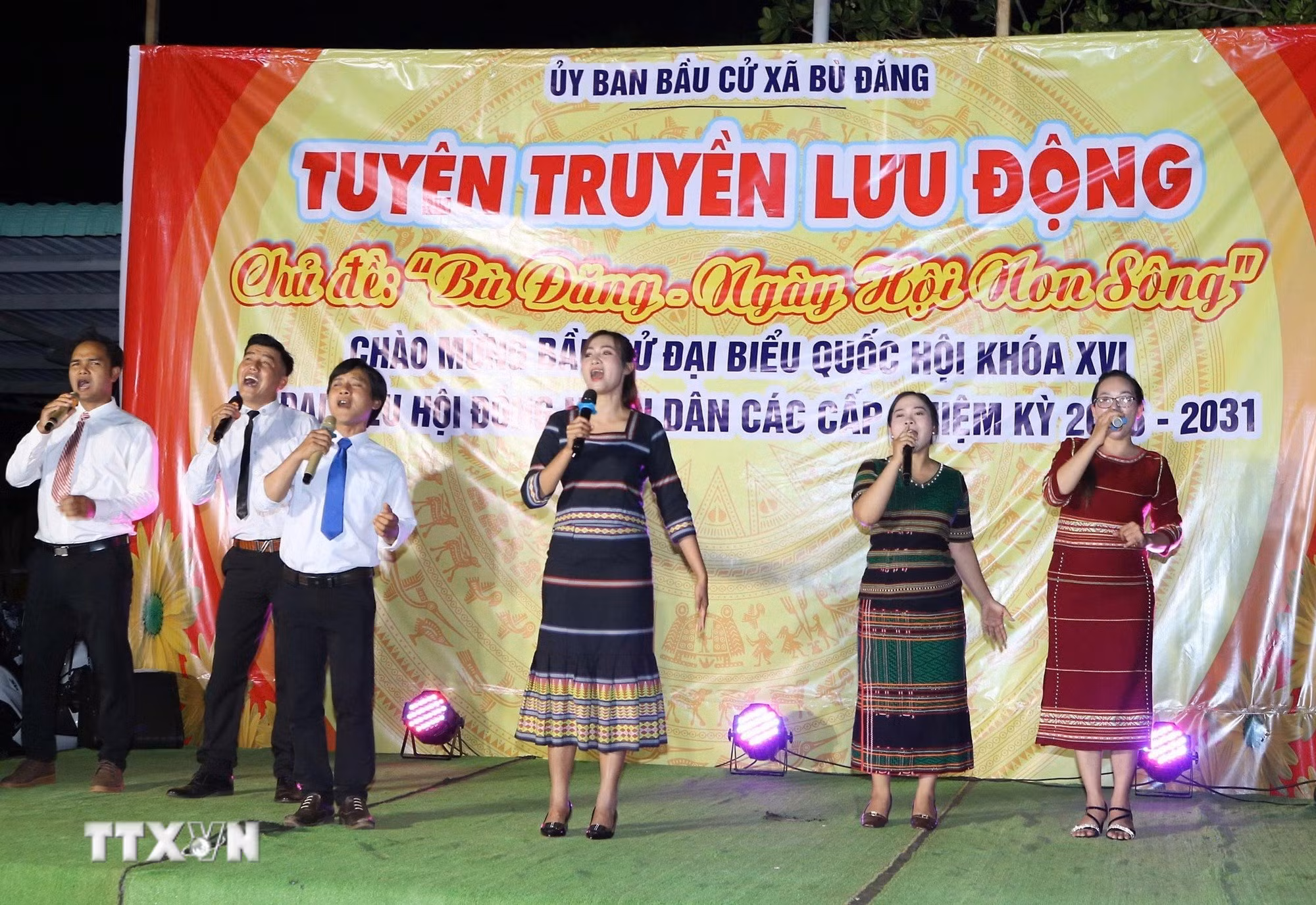 ttxvn-1303-san-khau-hoa-tuyen-truyen-bau-cu-dong-nai.jpg