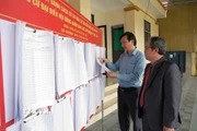Cử tri xã Hương Sơn (Hà Tĩnh) xem thông tin niêm yết về đại biểu và danh sách cử tri. (Ảnh: Hữu Quyết/TTXVN)