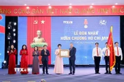Tổng Bí thư Tô Lâm trao Huân chương Hồ Chí Minh lần thứ ba cho Thông tấn xã Việt Nam. (Ảnh: Doãn Tấn/TTXVN)