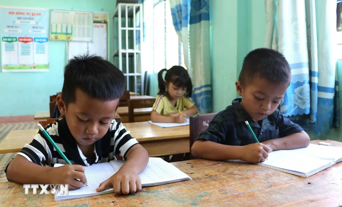 Dạy tiếng Việt cho học sinh dân tộc thiểu số. (Ảnh: Đinh Hương/TTXVN)