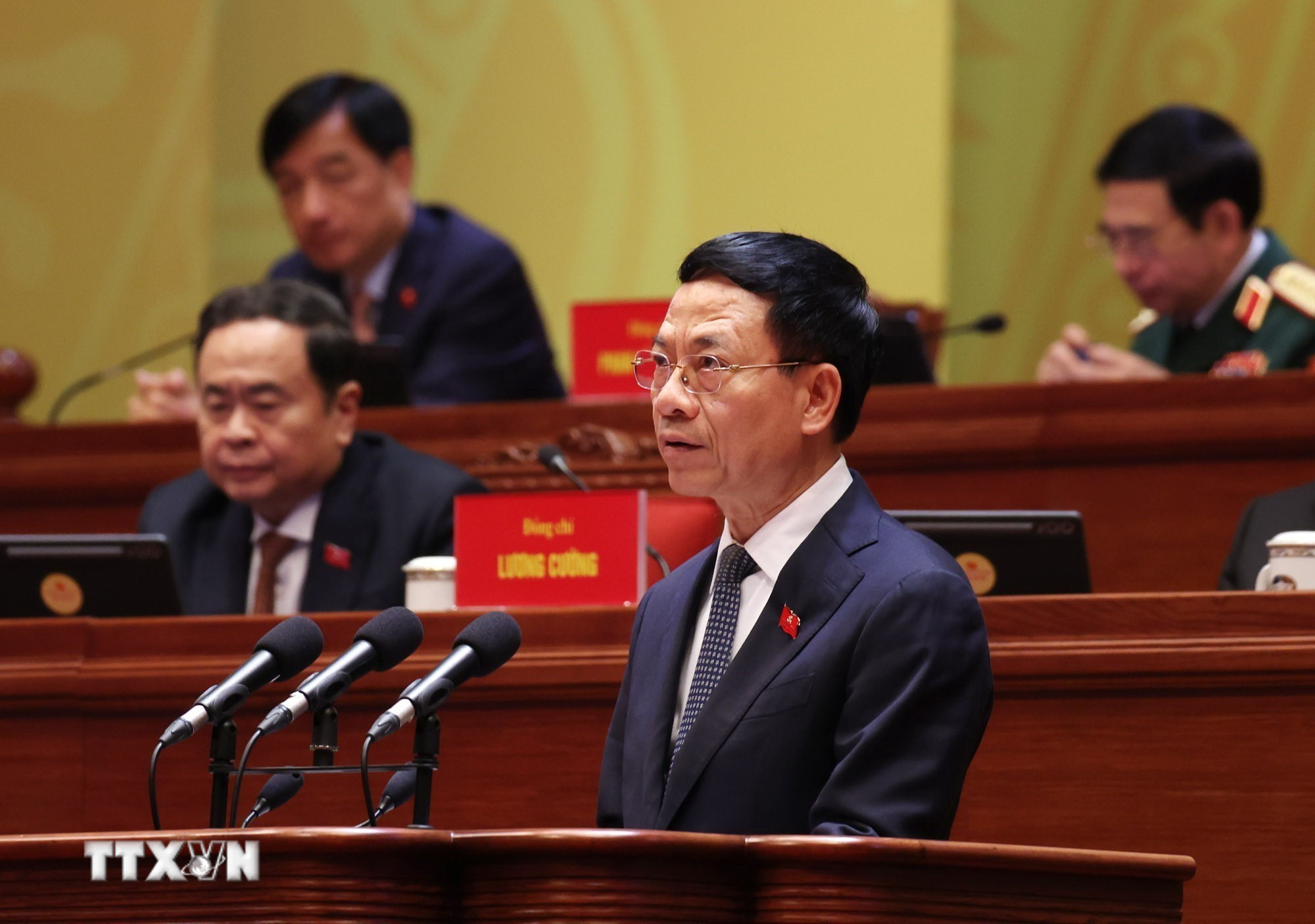 Đồng chí Nguyễn Mạnh Hùng, Ủy viên Trung ương Đảng, Bí thư Đảng ủy, Bộ trưởng Bộ Khoa học và Công nghệ, tham luận về vấn đề “Giải pháp đột phá phát triển khoa học công nghệ, đổi mới sáng tạo và chuyển đổi số quốc gia trở thành động lực chính xác lập mô hình tăng trưởng mới và phát triển bền vững quốc gia”. (Ảnh: TTXVN)