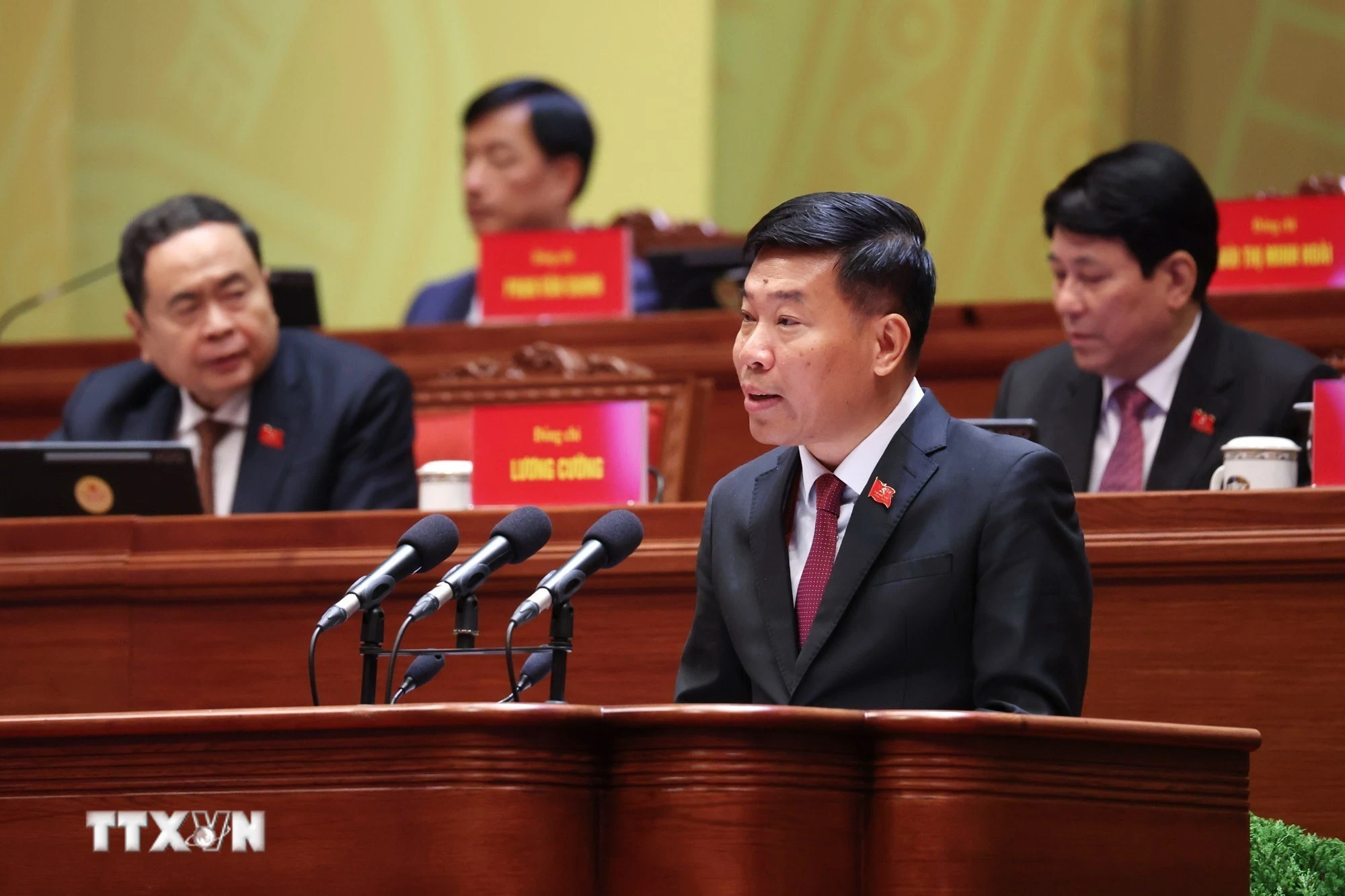 Đồng chí Nguyễn Mạnh Cường, Ủy viên Trung ương Đảng, Phó Bí thư Thường trực Đảng ủy, Thứ trưởng Bộ Ngoại giao, tham luận về vấn đề “Chủ động, tích cực thực hiện nhiệm vụ trọng yếu, thường xuyên là đẩy mạnh đối ngoại, hội nhập quốc tế, phục vụ các mục tiêu chiến lược của đất nước.” (Ảnh: TTXVN)