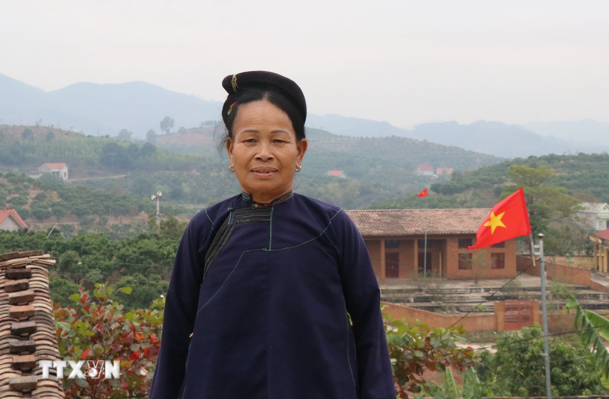 Bà Lường Thị Lan, dân tộc Nùng tại thôn Bắc Hoa, xã Tân Sơn hướng về Đại hội Đảng. (Ảnh: Thanh Thương/TTXVN)