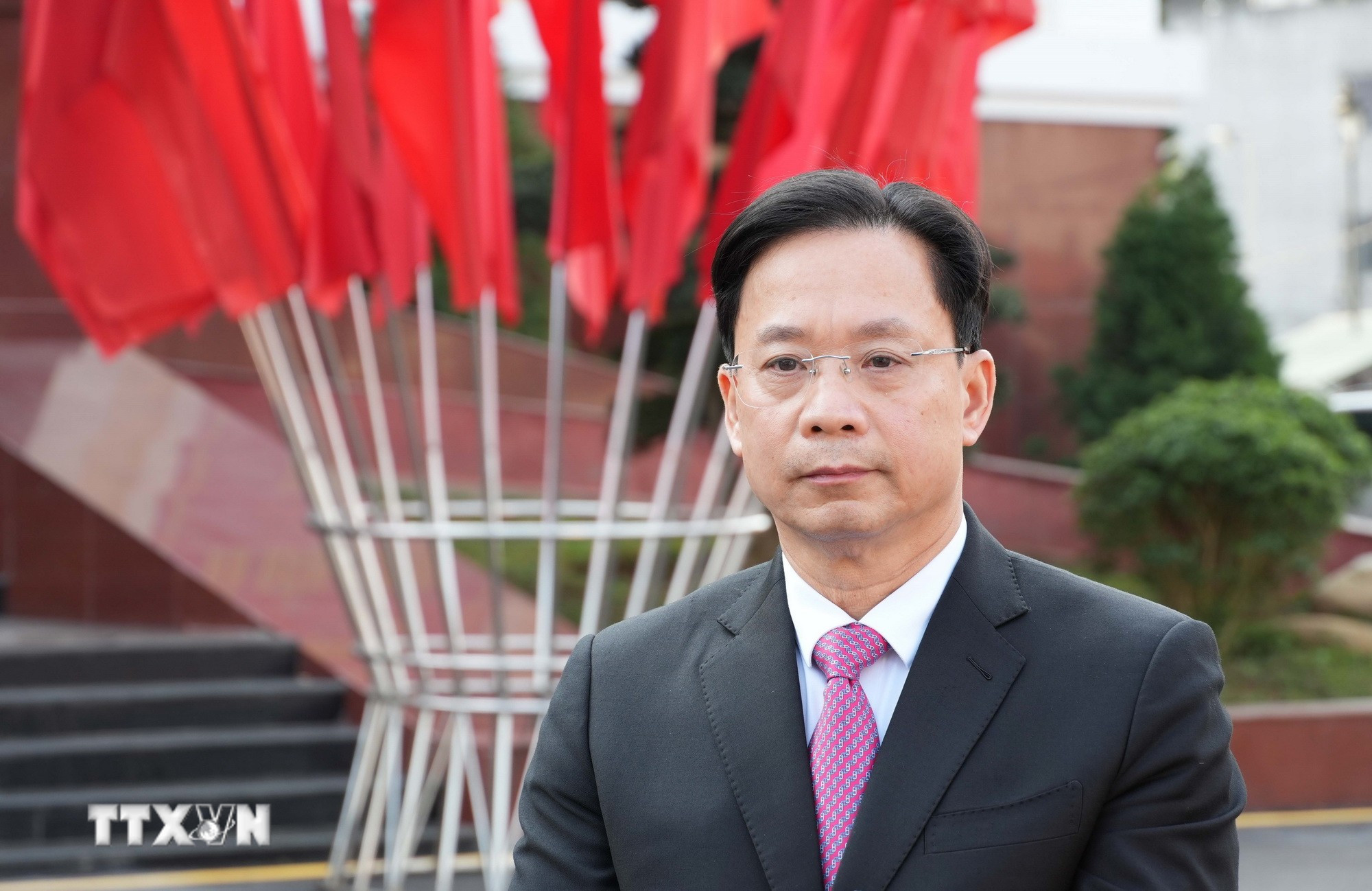 Đồng chí Hoàng Văn Nghiệm, Bí thư Tỉnh ủy Sơn La, Trưởng Đoàn đại biểu Đảng bộ tỉnh, trả lời phỏng vấn. (Ảnh: Nguyễn Cường/TTXVN)