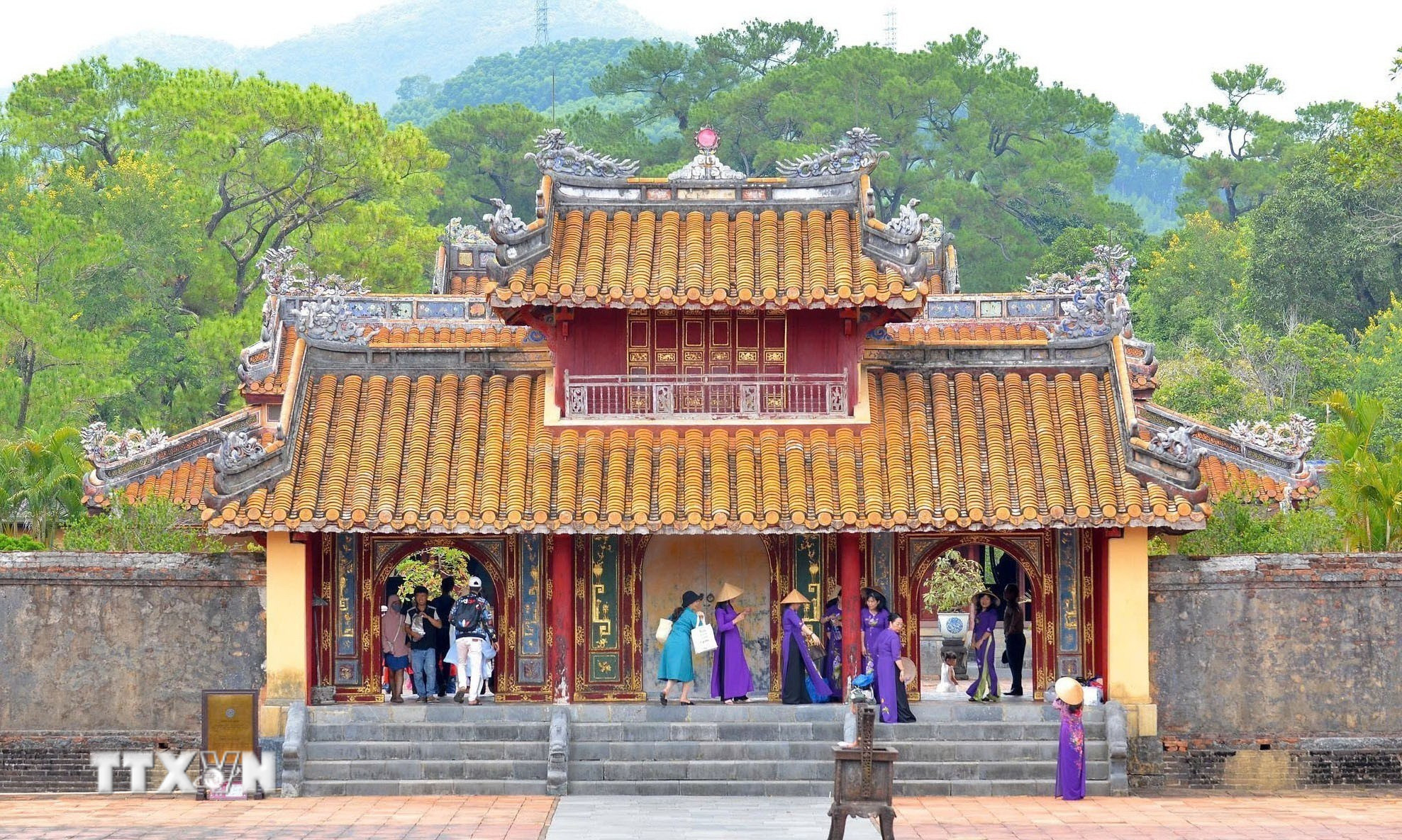 Du khách tham quan địa điểm du lịch tại thành phố Huế. (Ảnh: Hải Âu/TTXVN)