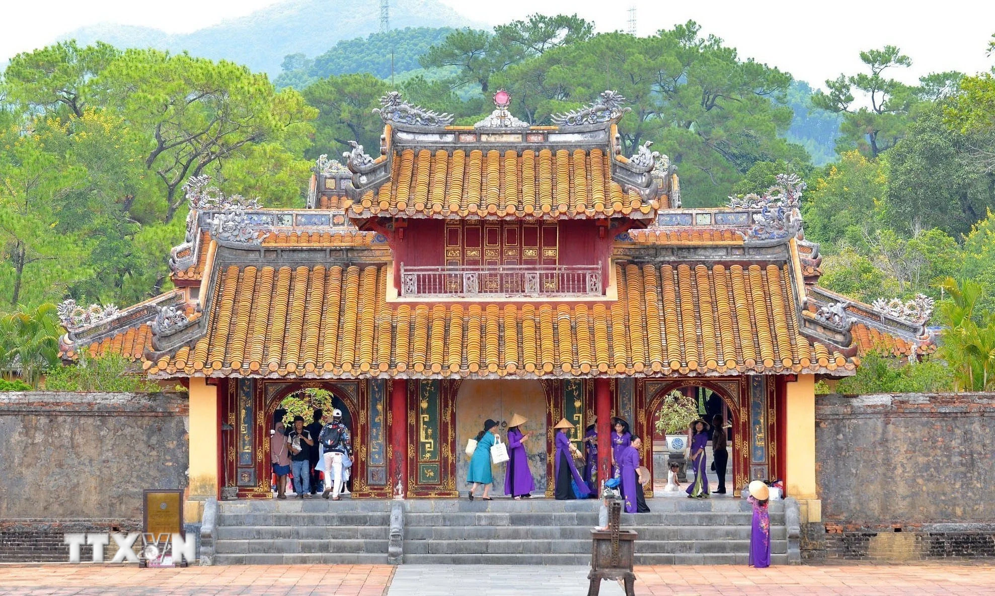 Du khách tham quan địa điểm du lịch tại thành phố Huế. (Ảnh: Hải Âu/TTXVN)