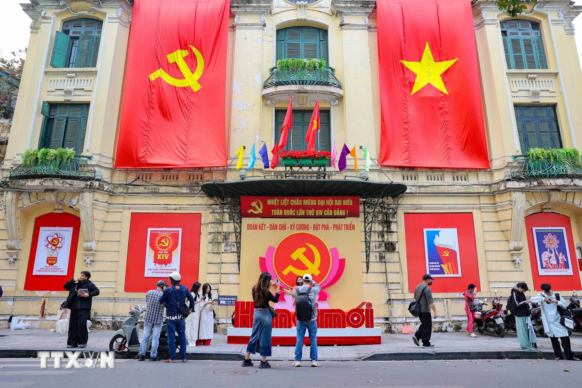 Trụ sở báo Hà Nội Mới được trang hoàng cờ hoa, pano và biểu ngữ chào mừng Đại hội lần thứ XIV của Đảng. (Ảnh: Vũ Quang/TTXVN)