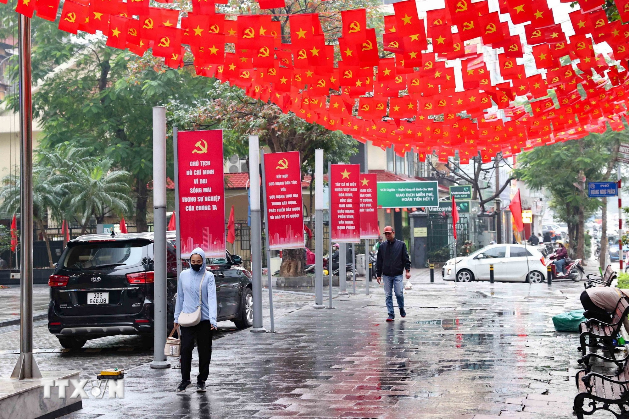 Không gian ngập tràn cờ đỏ trang hoàng và các biểu ngữ tuyên truyền về đường lối chính sách của Đảng tại các vườn hoa, công viên trung tâm. (Ảnh: Vũ Quang/TTXVN)