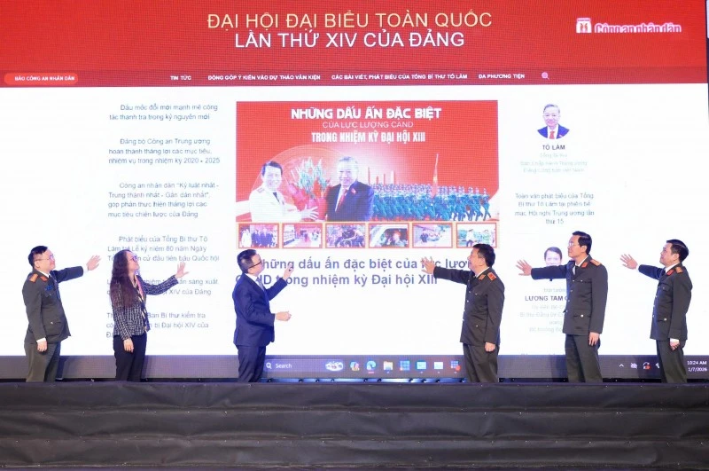 Các đại biểu tham dự nghi thức ấn nút khai trương và giao diện của Chuyên trang Đại hội Đại biểu toàn quốc lần thứ XIV của Đảng trên báo CAND. (Ảnh: CAND)
