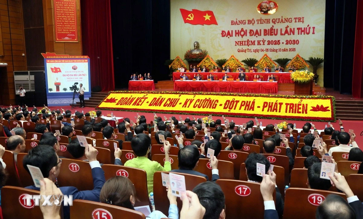 Đại biểu biểu quyết thông qua Dự thảo Nghị quyết Đại hội đại biểu Đảng bộ tỉnh Quảng Trị lần thứ nhất, nhiệm kỳ 2025-2030. (Ảnh: Tá Chuyên/TTXVN)
