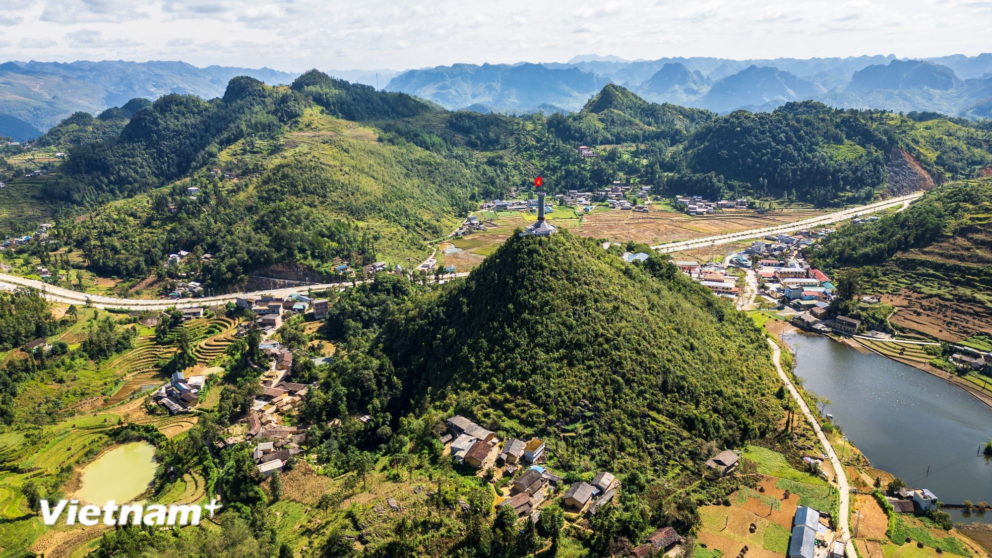 Xã địa đầu cực Bắc Lũng Cú với Cột cờ Lũng Cú trên đỉnh núi Rồng. (Ảnh: PV/Vietnam+)