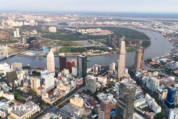 Khu trung tâm Thành phố Hồ Chí Minh phát triển hiện đại bên sông Sài Gòn. (Ảnh: Hồng Đạt/TTXVN)