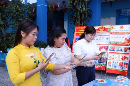 Cử tri phường Tân Sơn Hòa (Thành phố Hồ Chí Minh) quét mã QR để tìm hiểu tiểu sử ứng viên đại biểu Quốc hội khóa XVI và đại biểu HĐND Thành phố nhiệm kỳ 2026 - 2031. (Ảnh: Xuân Khu/TTXVN)