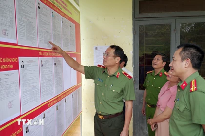 Thiếu tướng Hồ Song Ân, Giám đốc Công an tỉnh Quảng Ngãi kiểm tra điểm bỏ phiếu bầu cử tại xã Ba Tơ. (Ảnh: Cao Nguyên/TTXVN)