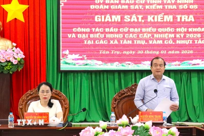 Ông Nguyễn Hồng Thanh, Phó Chủ tịch Thường trực UBND tỉnh, Phó Chủ tịch Ủy ban bầu cử tỉnh Tây Ninh, Trưởng đoàn giám sát, kiểm tra công tác bầu cử số 5 của tỉnh, phát biểu chỉ đạo. (Ảnh: Thanh Bình/TTXVN)