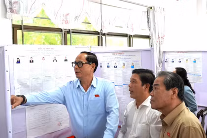 Phó Chủ tịch Quốc hội Trần Quang Phương kiểm tra, giám sát khu vực bỏ phiếu khu phố 3, Tổ bầu cử số 68, Đơn vị bầu cử số 6, phường Rạch Giá (tỉnh An Giang). (Ảnh: Văn Sĩ/TTXVN)