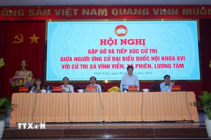 Các ứng cử viên đại biểu Quốc hội khóa XVI, đơn vị bầu cử số 3, tiếp xúc cử tri tại xã Vĩnh Viễn, thành phố Cần Thơ. (Ảnh: Duy Khương/TTXVN)