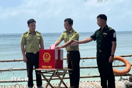 Lực lượng Kiểm lâm Vườn quốc gia Côn Đảo tiến hành bỏ phiếu tại Hòn Bảy Cạnh - Ban quản lý Vườn quốc gia Côn Đảo. (Ảnh: Huỳnh Sơn/TTXVN)
