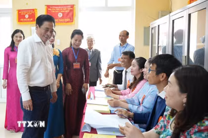 Chủ tịch UBND thành phố Huế Nguyễn Khắc Toàn dự Lễ khai mạc và tham gia bầu cử tại Tổ bầu cử số 1, phường An Cựu, thành phố Huế. (Ảnh: Văn Dũng/TTXVN)