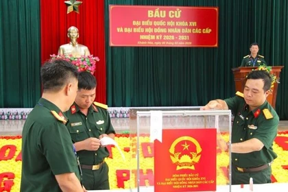 Cử tri chứng kiến việc kiểm tra và niêm phong thùng phiếu bầu cử.