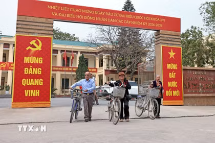 Một khu vực bầu cử ở xã Minh Châu, Hà Nội được trang hoàng lộng lẫy. (Ảnh: Trần Việt/TTXVN)