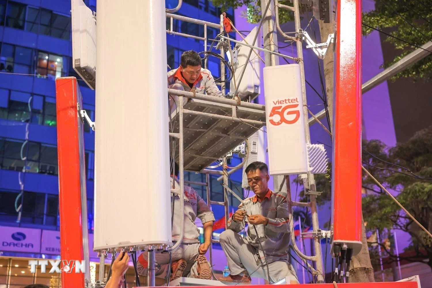 Công nhân Viettel. (Ảnh: Hoàng Hiếu/TTXVN)