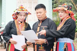 Cử tri xã Tây Yên Tử tìm hiểu các quy định về bầu cử. (Nguồn: Báo Bắc Ninh)