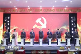 Tổng Bí thư Tô Lâm và các đại biểu thực hiện nghi thức khai trương trang thông tin Đại hội đại biểu toàn quốc lần thứ XIV của Đảng. (Ảnh: Thống Nhất/TTXVN)