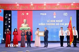 Tổng Bí thư Tô Lâm trao Huân chương Hồ Chí Minh lần thứ ba cho Thông tấn xã Việt Nam. (Ảnh: Doãn Tấn/TTXVN)