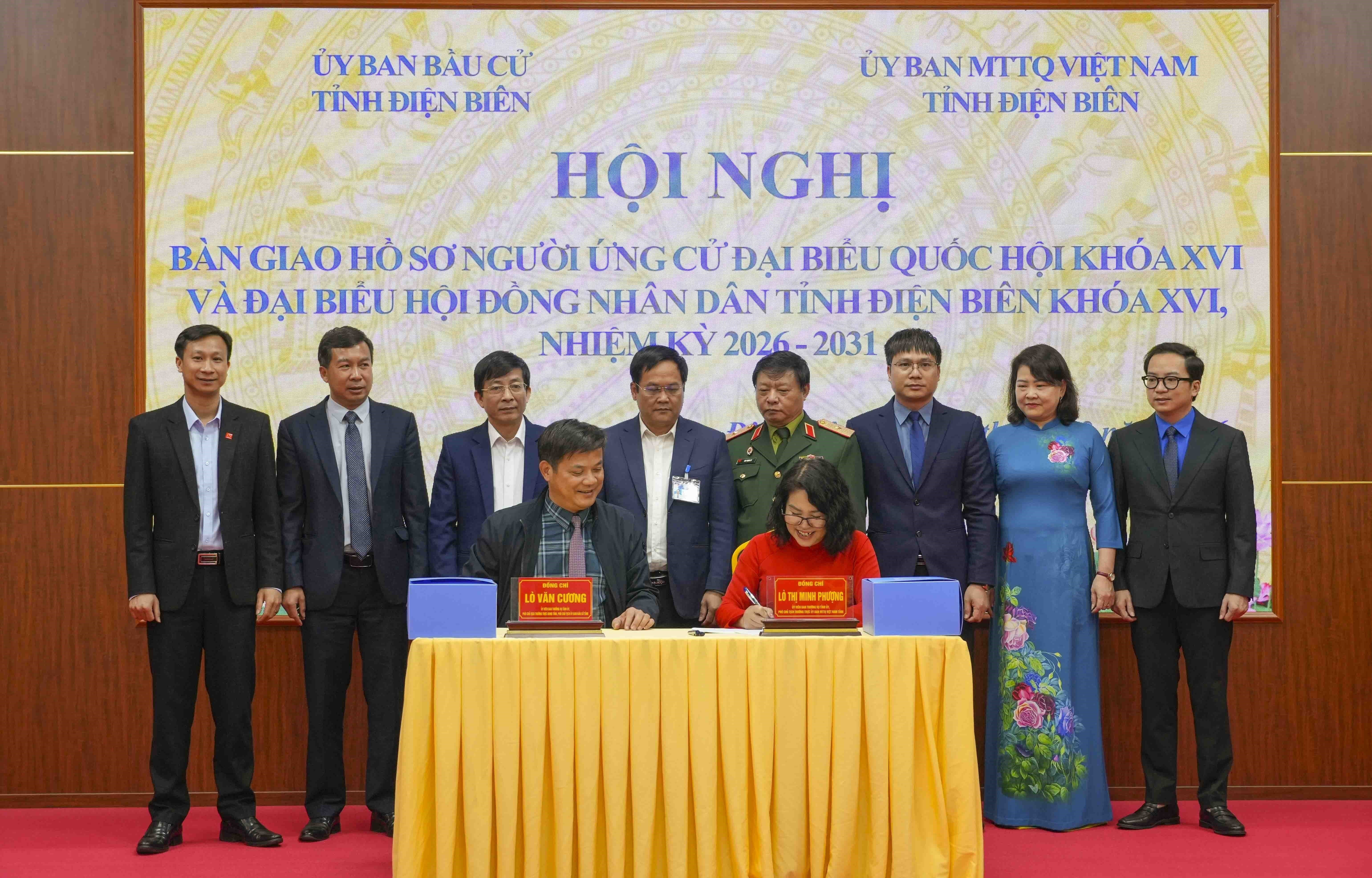 Ký kết bàn giao hồ sơ người ứng cử Đại biểu Quốc hội khóa XVI và đại biểu Hội đồng Nhân dân tỉnh Điện Biên khóa XVI, nhiệm kỳ 2026-2031. (Ảnh: Xuân Tư/TTXVN)