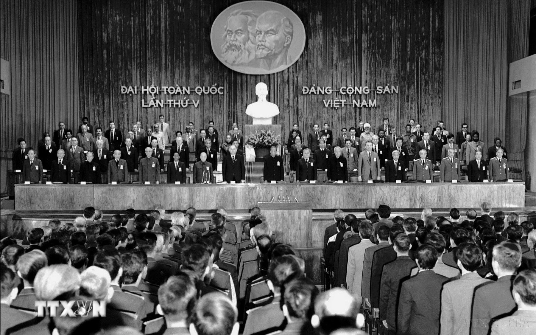 Đại hội lần thứ V của Đảng: Xây dựng chủ nghĩa xã hội và bảo vệ Tổ quốc XHCN