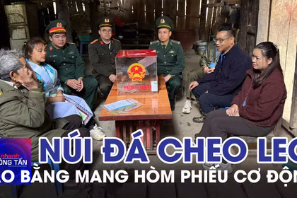Cao Bằng mang hòm phiếu cơ động lên núi đá cheo leo 
